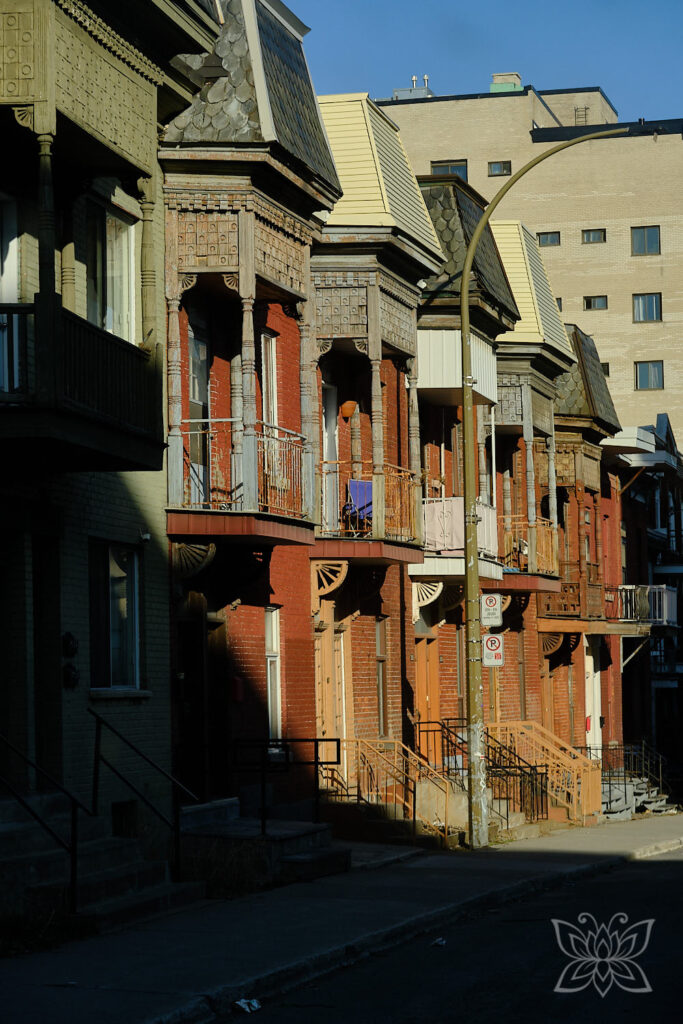 Straßenzug in Montreal mit starkem Schattenwurf