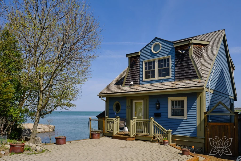 Blaues Holzhaus mit frühlingshaften Bäumen in Niagara On The Lake