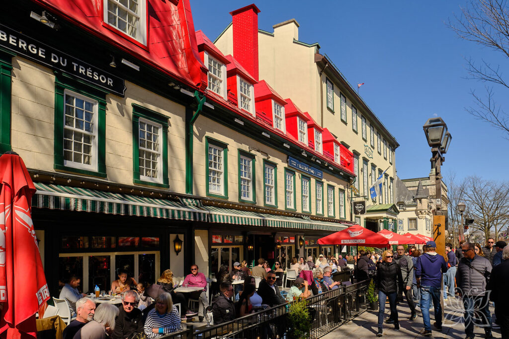 Bei Sonne sind die Cafés und Restaurants gut besucht - hier in einem mit quietschrotem Dach
