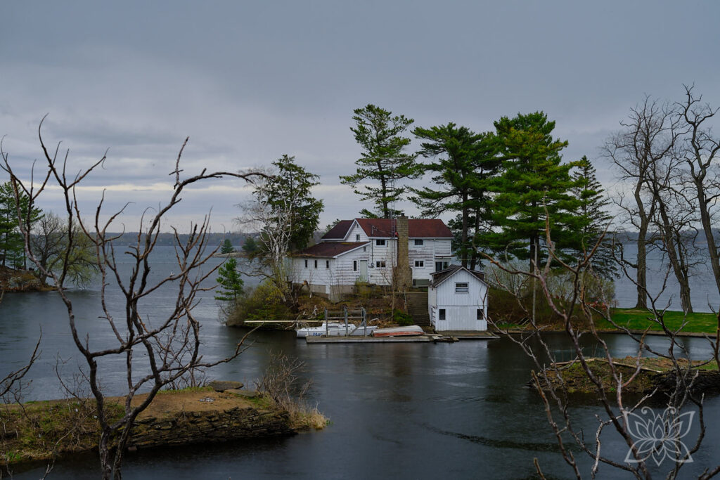 Weißes Haus auf einem kleinen Inselchen im See im Thousand Islands National Park