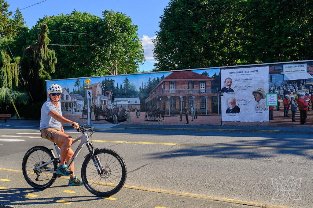 Jörg vor Wandgemälde in Chemainus
