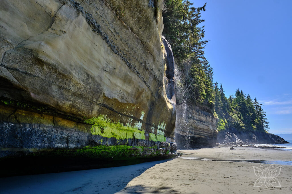 Klippe mit Wasserfall am Strand