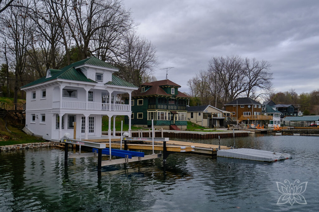 Schicke Häuser mit Bootsanleger im Thousand Islands Nationalpark