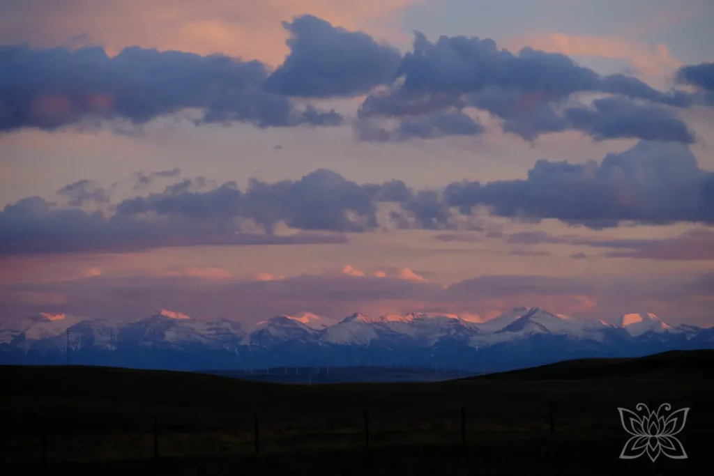 Schneebedeckte Rocky Mountains im Abendlicht