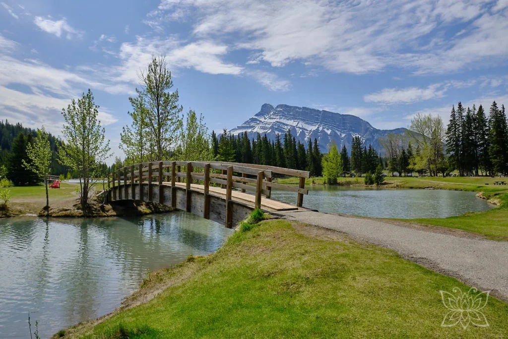Brücke über See im Banff Nationalpark