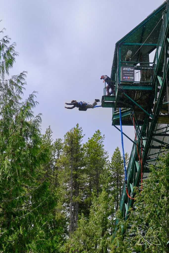 Bungee jumping von einer Brücke in Whistler