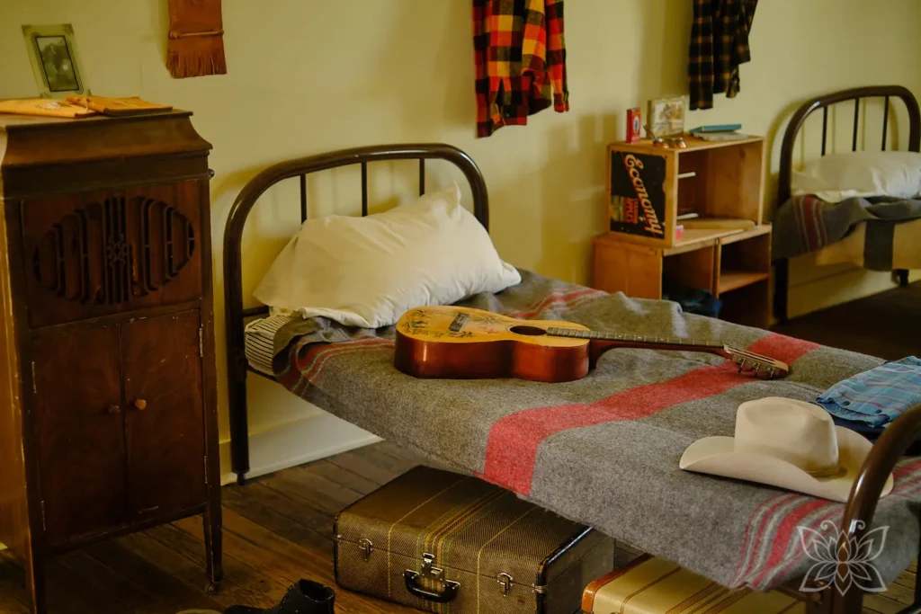 Cowboyzimmer mit Gitarre, Koffern und Hut