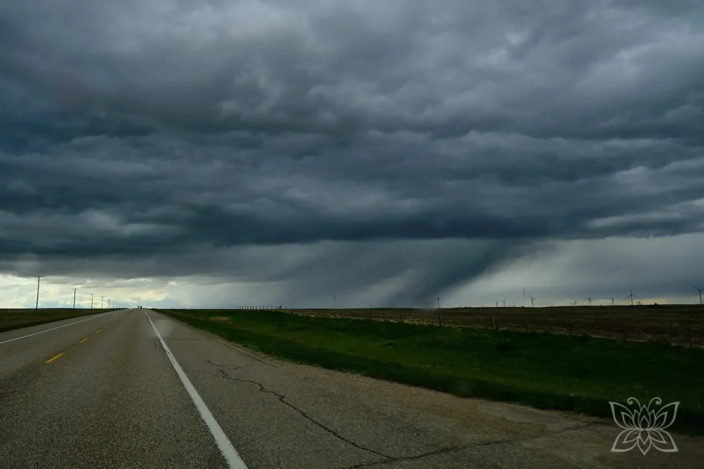 Dramatische Regenwolken im Westen Kanadas mit Straßenverlauf im Vordergrund