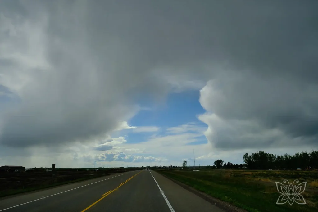 Dramatische Regenwolken im Westen Kanadas mit Kreuzung im Vordergrund