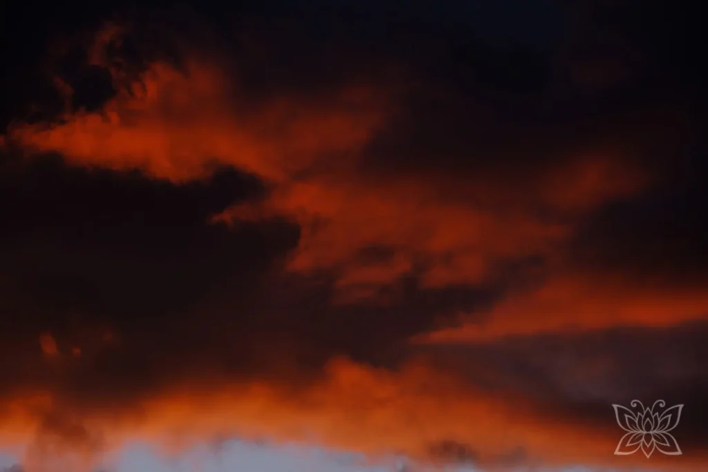Regenwolken im roten Abendlicht