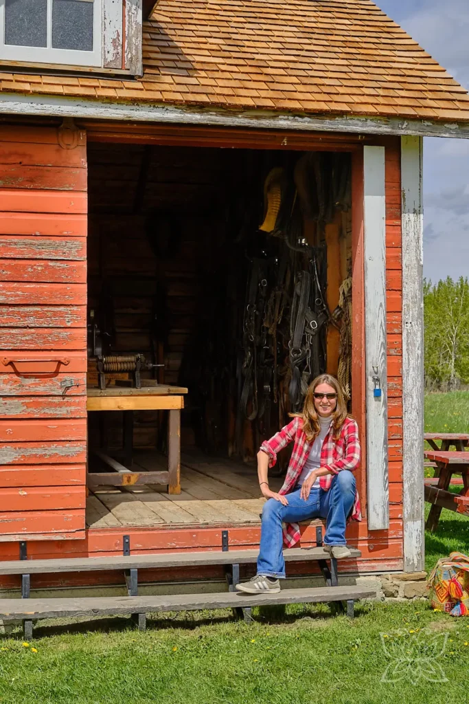 Inga Noetel vor der Sattelkammer