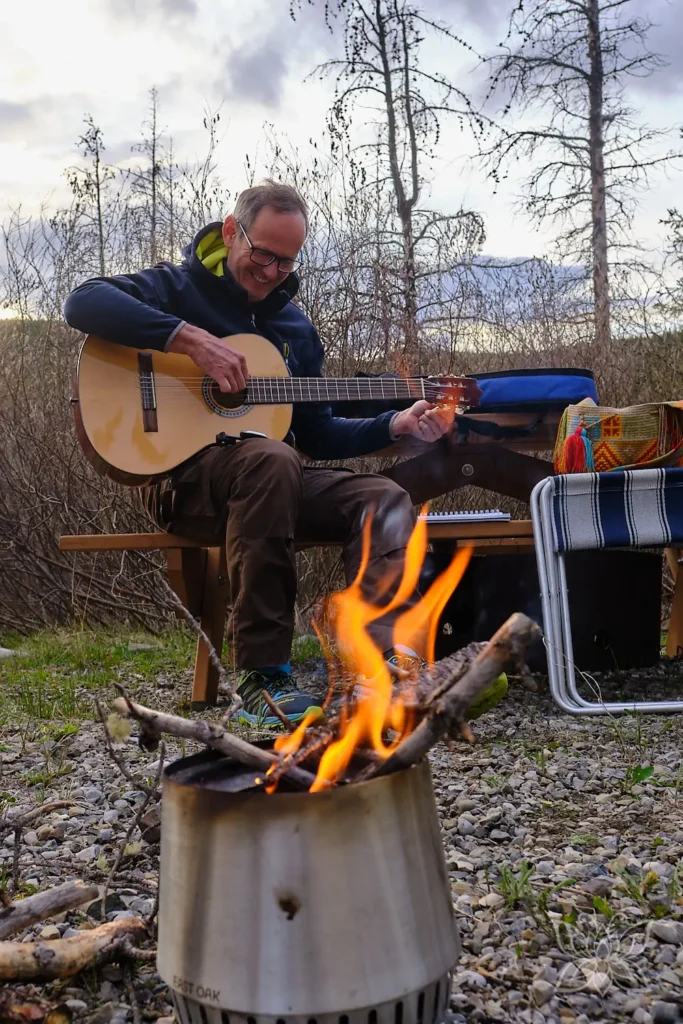 Jörg beim Gitarre spielen am Lagerfeuer