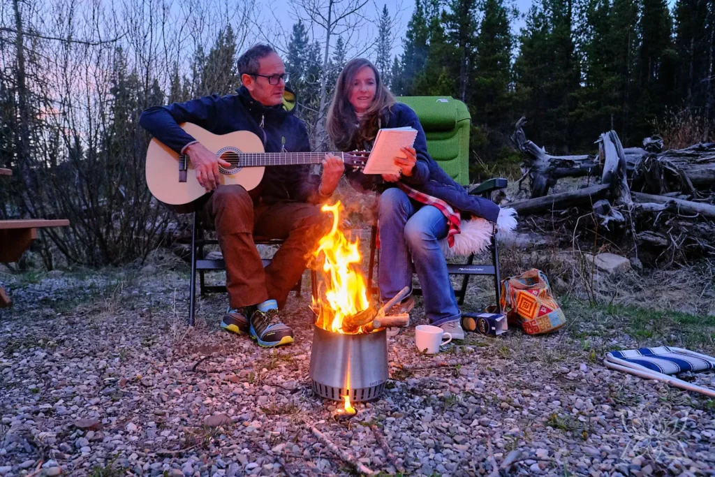 Jörg und Inga Noetel beim Singen am Lagerfeuer