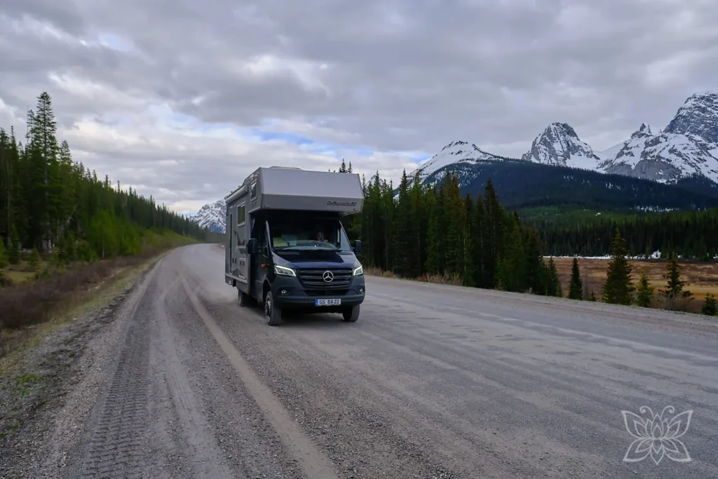 Mit Balu auf einer Piste im Kananaskis Provincial Park