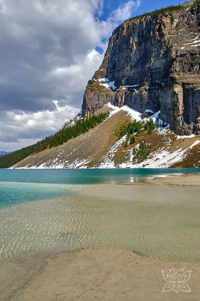 Türkisblauer Lake Louise mit Bergen im Hintergrund
