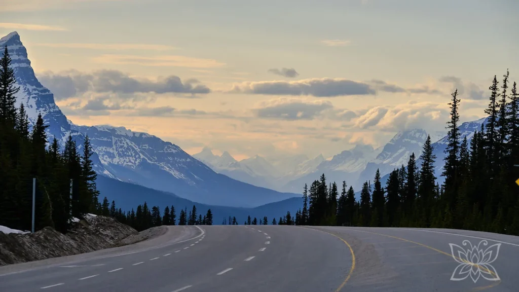 Straßenverlauf mit Rocky Mountains im Banff Nationalpark Kanada