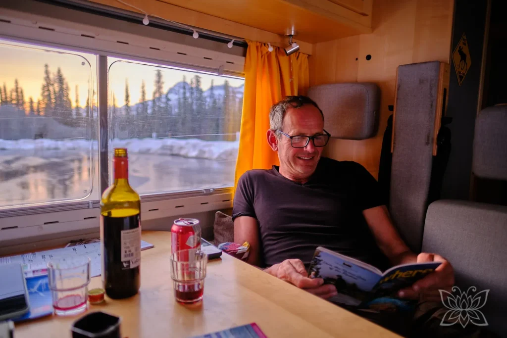 Abends gemütlich auf dem Sofa im Camper