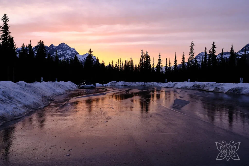 Übernachtungsplatz im Sonnenuntergangslicht, umgeben von Schnee