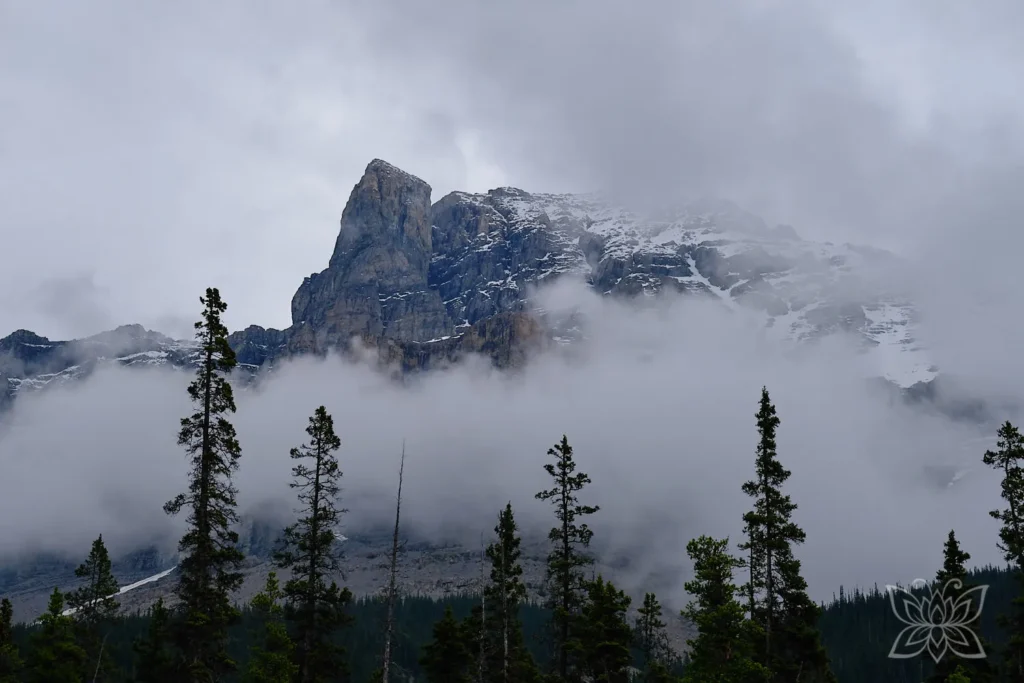Berg mit Wolken umhüllt