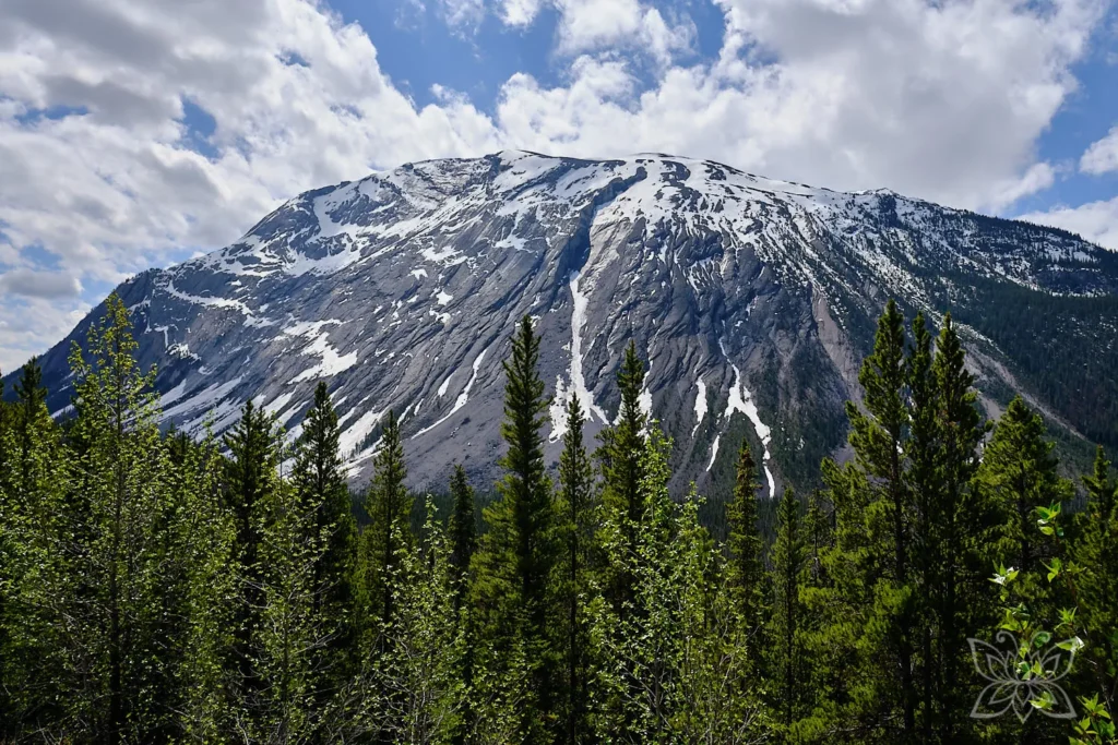 Markante Bergkuppe mit Schnee