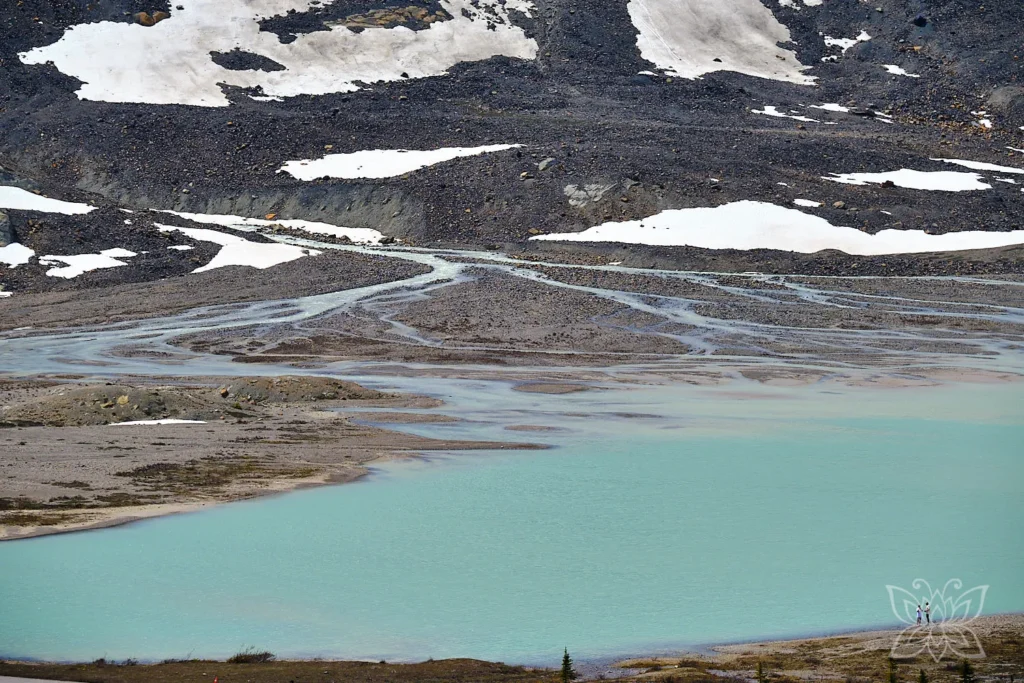 Schmelzwasser des Gletschers läuft zu einem türkisen See