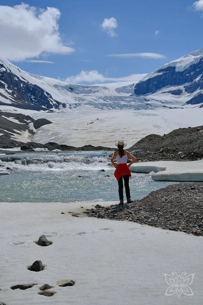 Inga Noetel vor Athabasca Icefield im Jasper Nationalpark Kanada