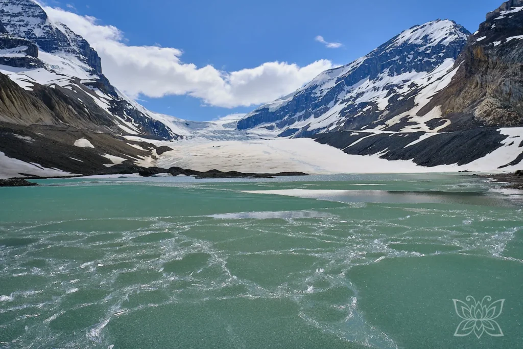 Türkiser Schmelzwassersee vor Athabasca-Gletscher