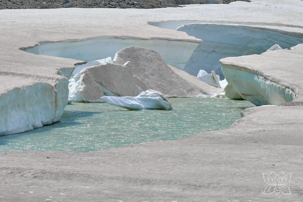 Schnee- und Eisstrukturen mit Schmelzwasserfluss