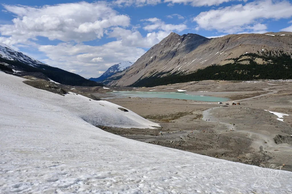 Gletscher mit Bergkulisse im Hintergrund