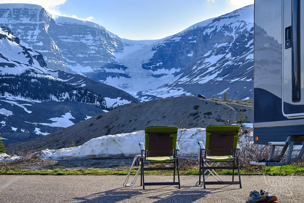 Unsere Campingstühle vor Gletscherkulisse