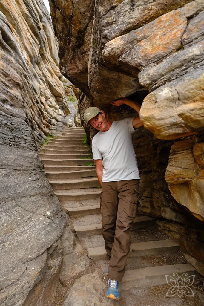 Jörg auf einer Treppe zwischen zwei engen Canyonwänden