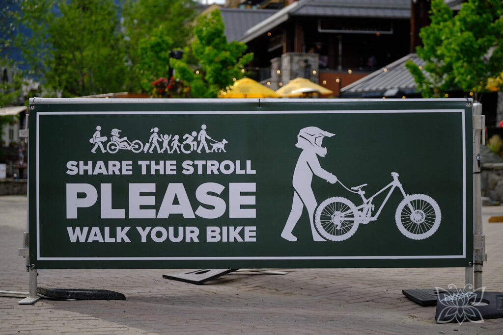Schild, dass Mountainbiker zum Schieben des Rads in der Stadt auffordert