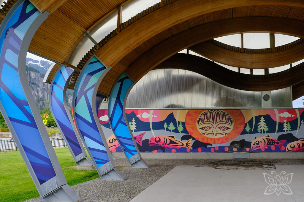 Indigenes Mural in einer überdachten Halle in Squamish