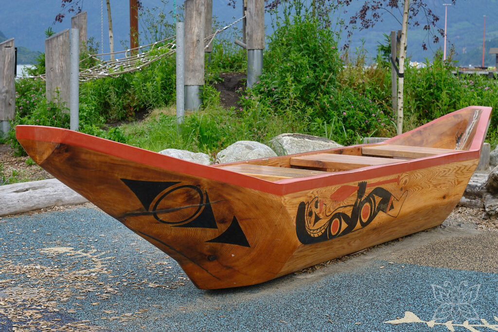Mit indigenen Motiven bemaltes Holzkanu in Squamish