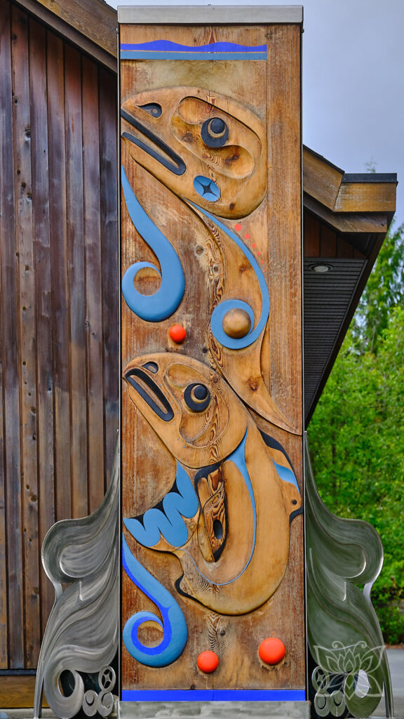 Indigene Holzschnitzereien von Ahtsik Native Art Gallery & Gordon Art Dick Studio