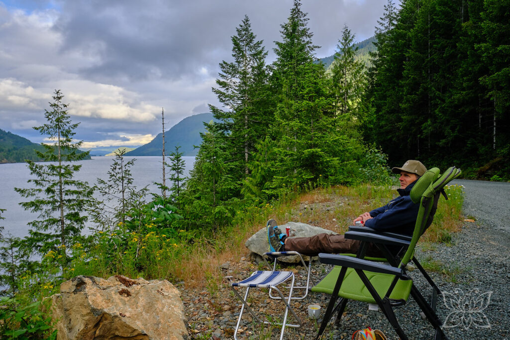 Jörg mit den Campingstühlen am See