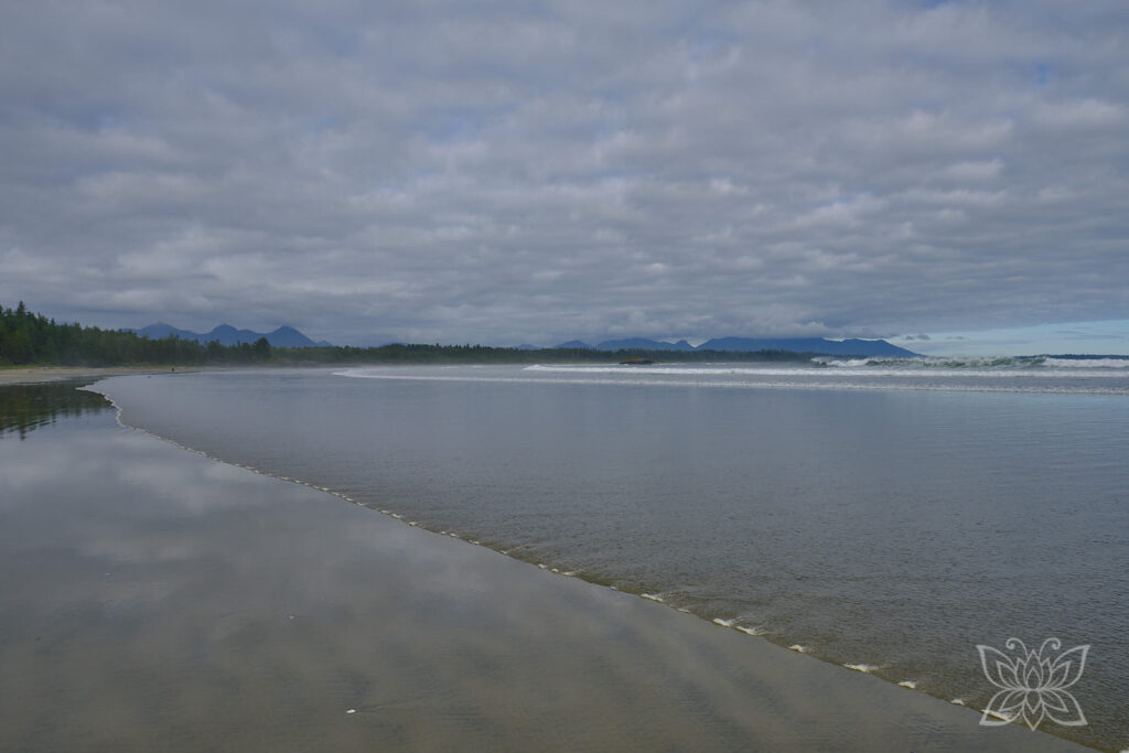 Weitläufiger, sehr flacher Strand mit sanfter Welle überspült