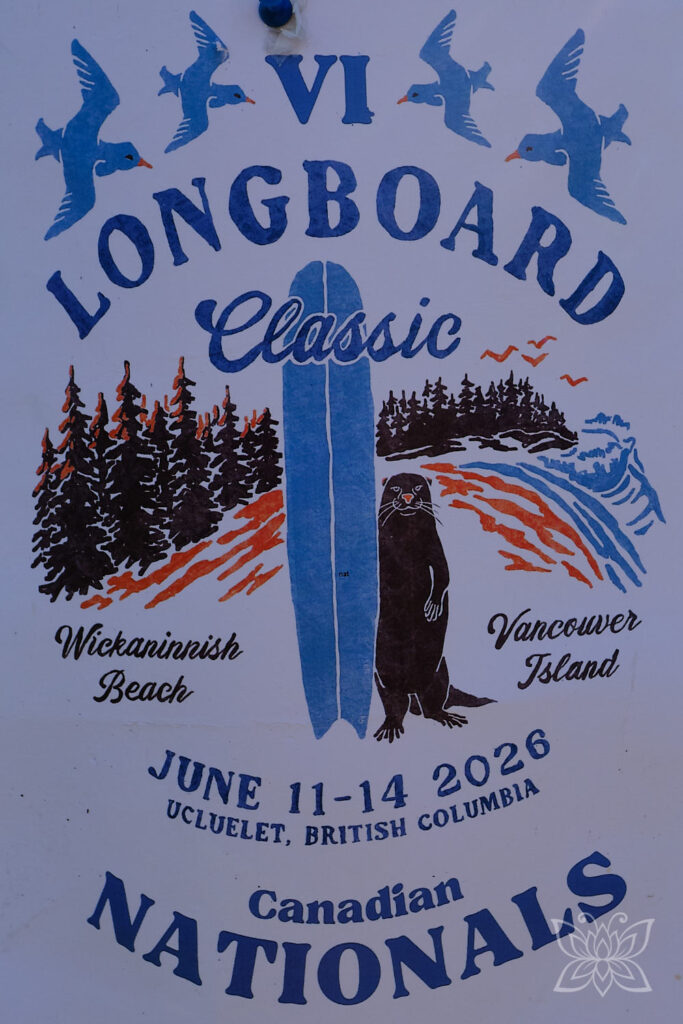 Plakat bewirbt Longboard Wettbewerb in Ucluelet