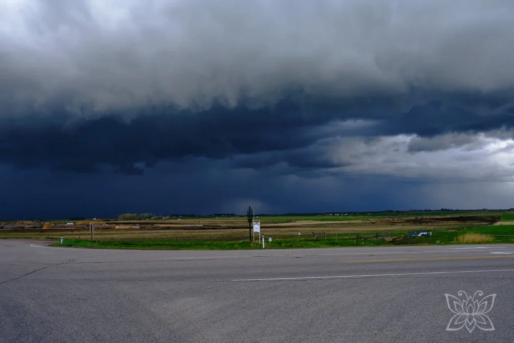 Dramatische Regenwolken im Westen Kanadas mit Kreuzung im Vordergrund