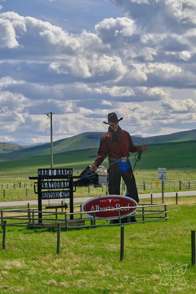 Schild mit Cowboy zur Bar U Ranch Historical Site