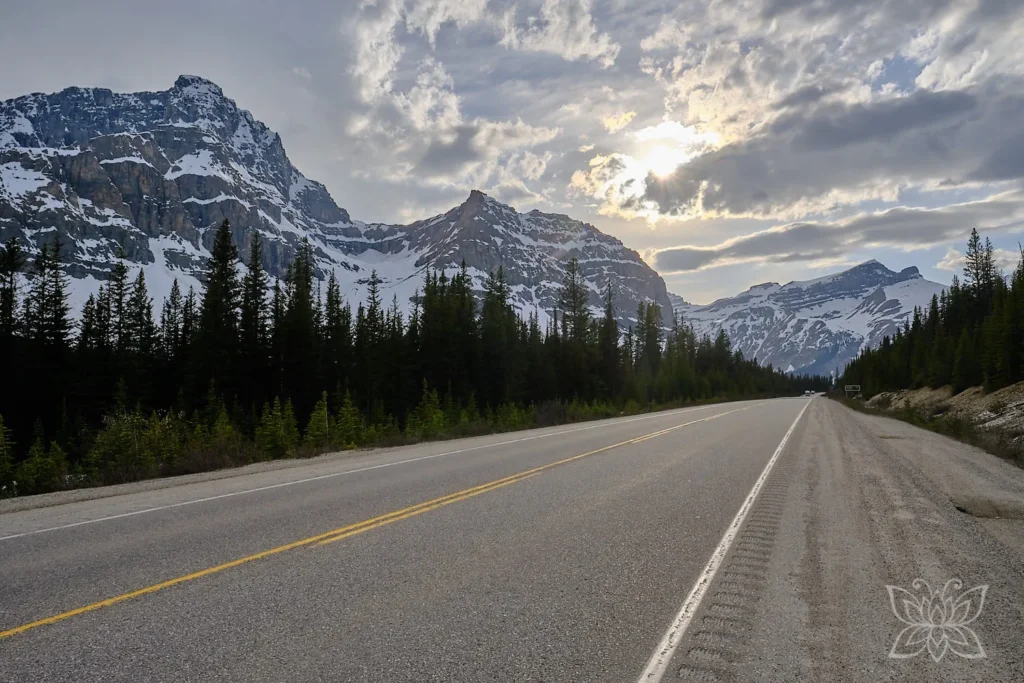 Straßenverlauf mit Rocky Mountains im Banff Nationalpark Kanada