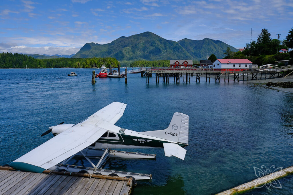 Kleiner Hafen von Tofino mit Wasserflugzeug und kleinen Holzhäusern
