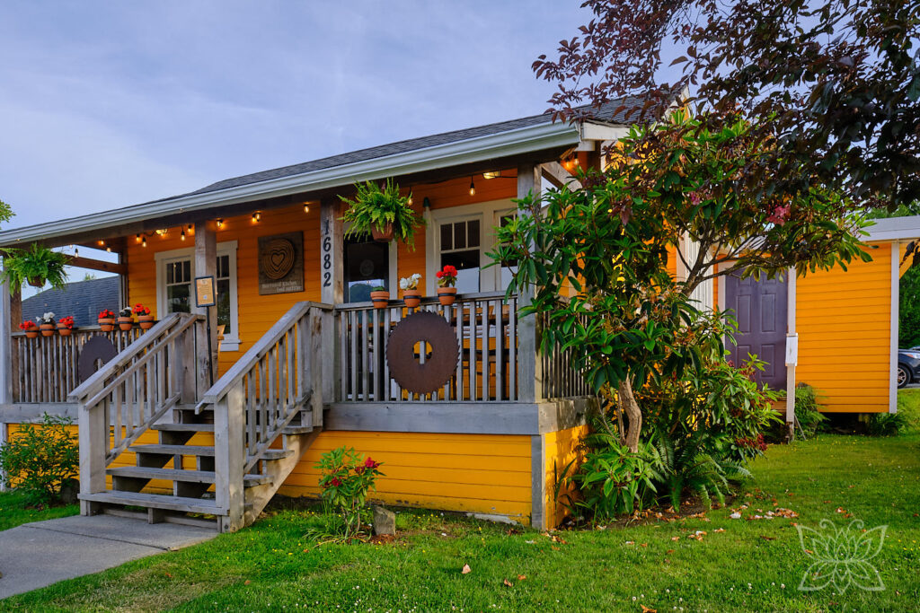 gelbes Holzhaus in Ucluelet