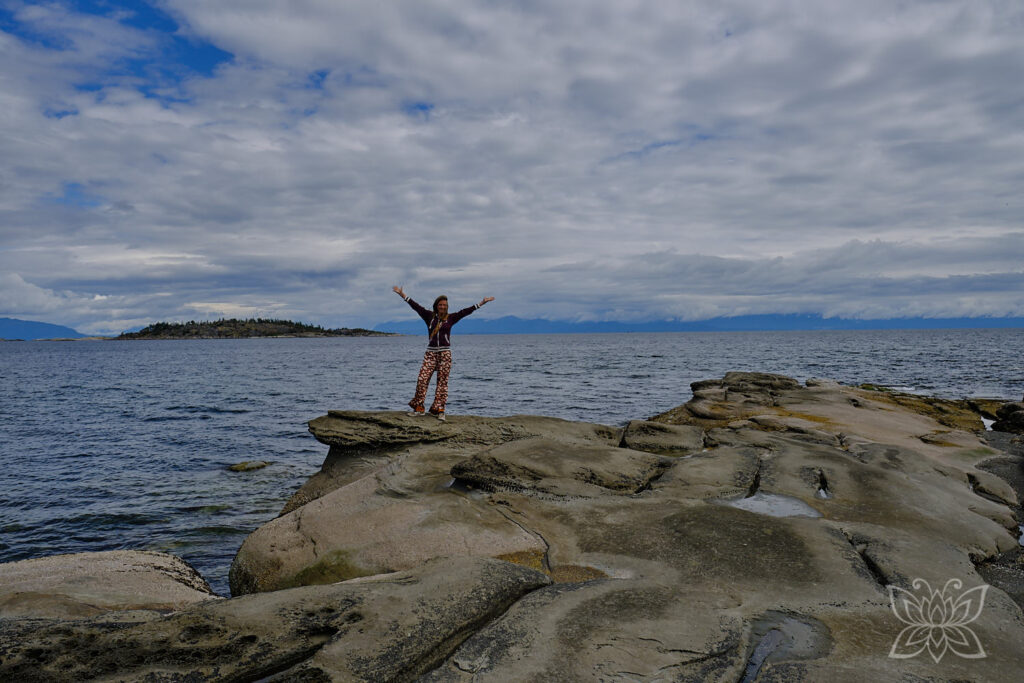 Inga Noetel auf Vancouver Island angekommen an einem felsigen Strand