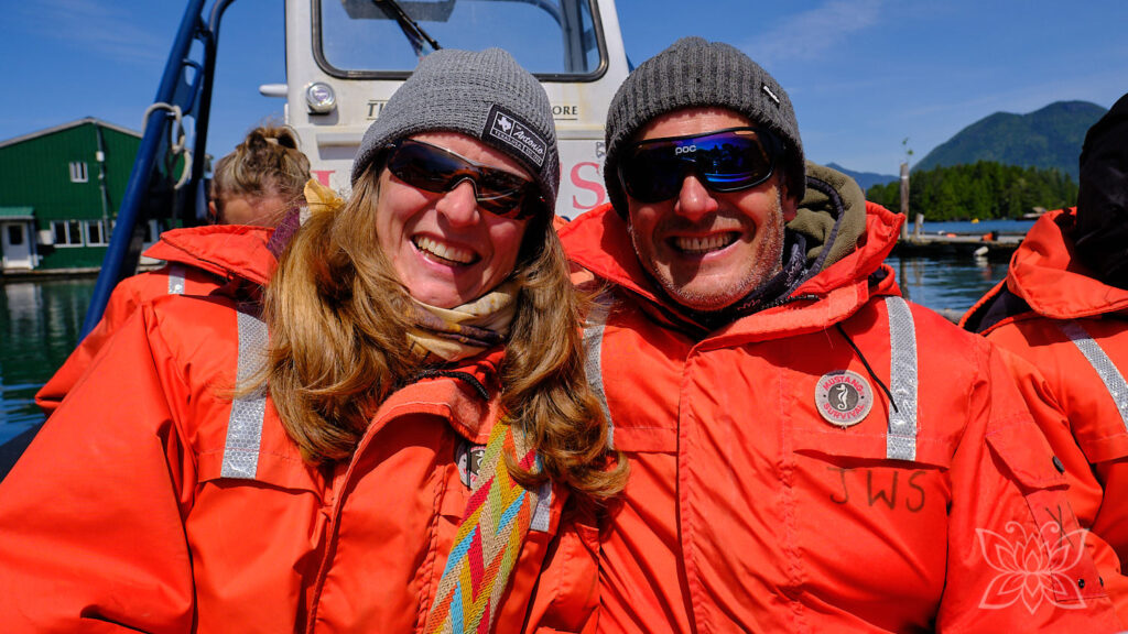 Inga Noetel und Jörg in rotem Überlebensanzug auf Whale Watching Tour