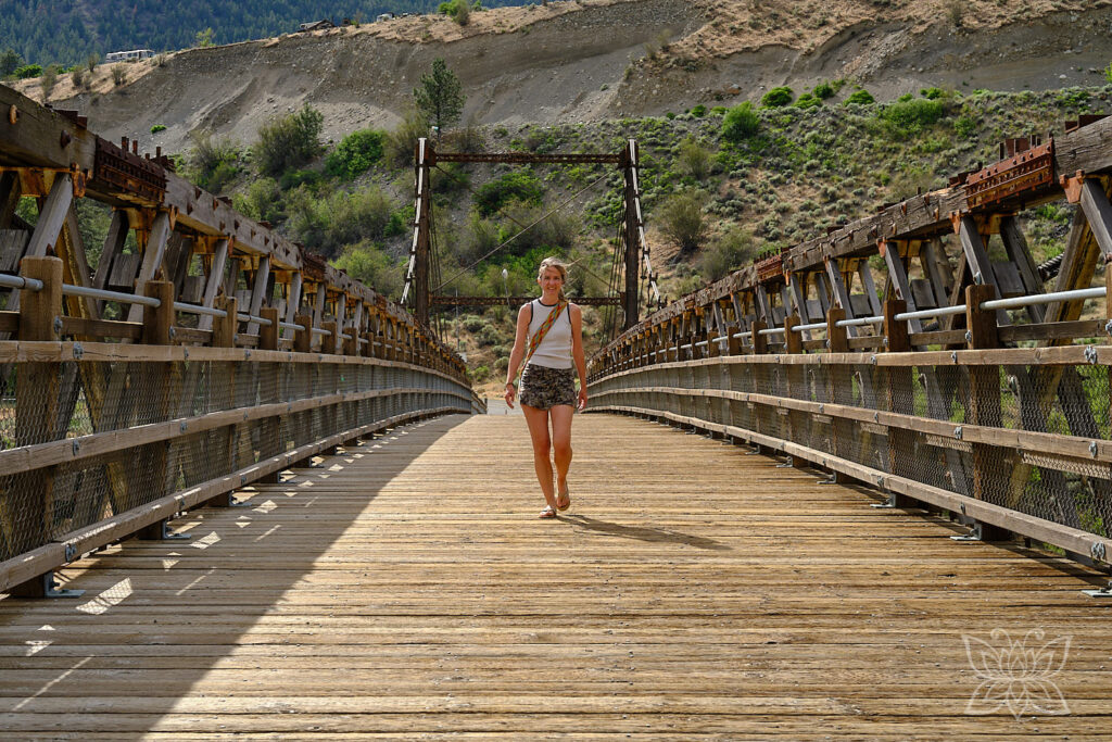 Inga spaziert über die alte Holzbrücke. Über welche Brücke möchtest Du gehen?