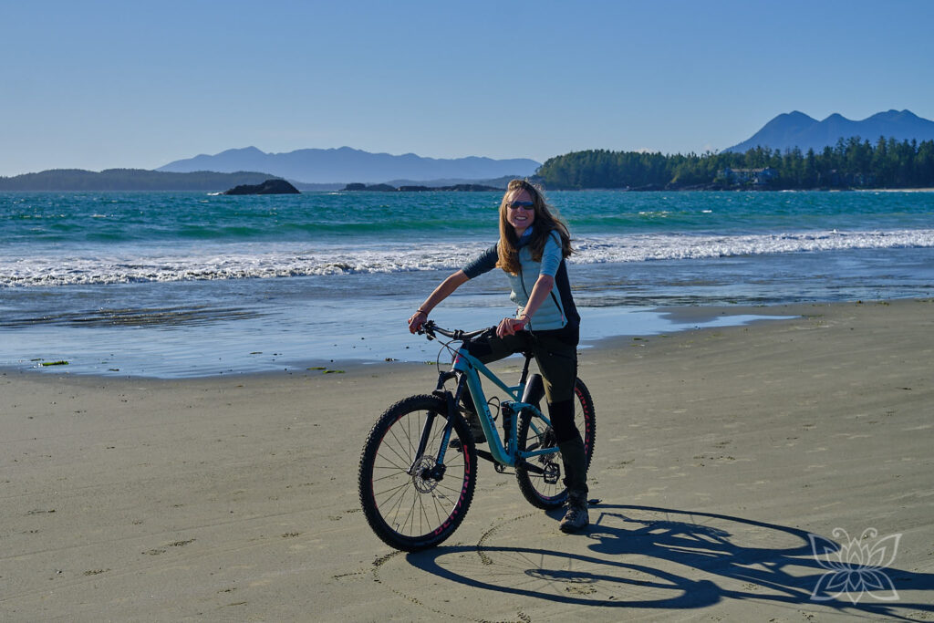 Inga Noetel mit Mountainbike am Strand