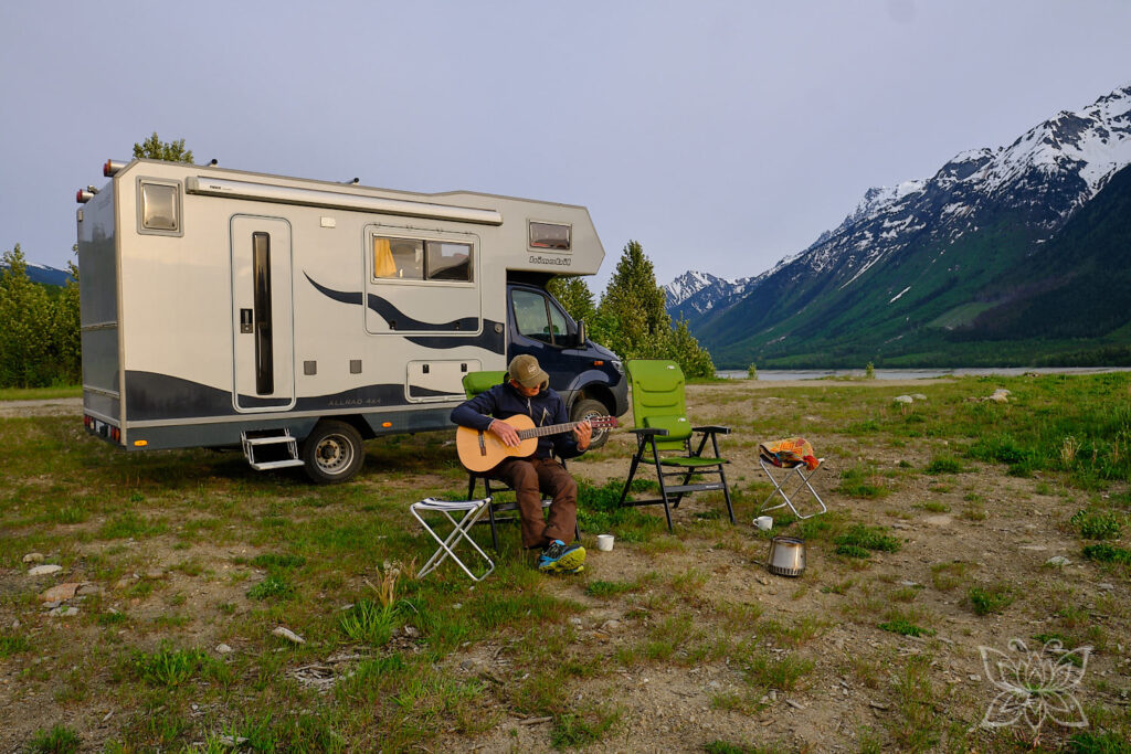 Jörg spielt Gitarre vor Camper Balu
