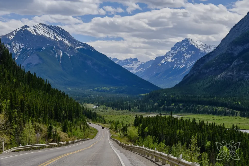 Fahrt in den Kananaskis Provincial Park Kanada - Straße führt ins Tal mit Rocky Mountains drumherum