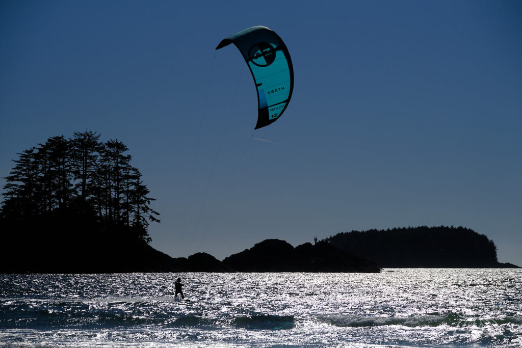Kitesurfer im Gegenlicht in der Bucht von Long Beach